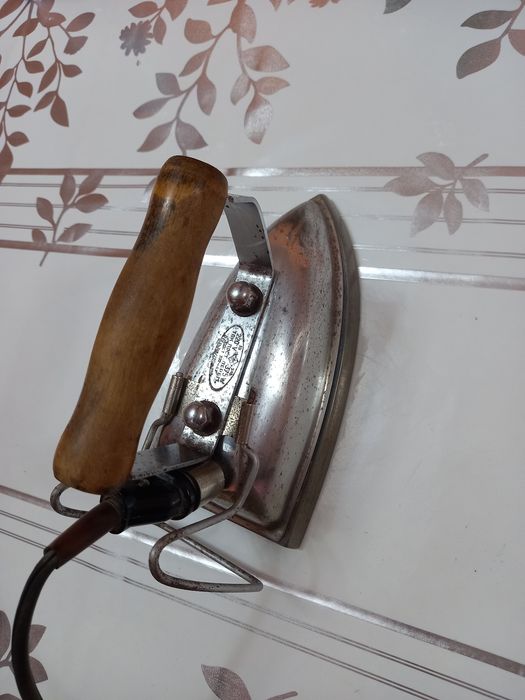 Старинный советского утюг