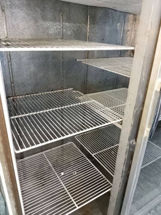 Срочно продам большой витринный холодильник в робочем состояние