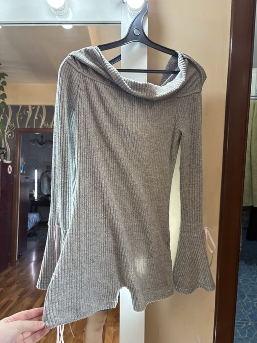 Серый костюм закрытый