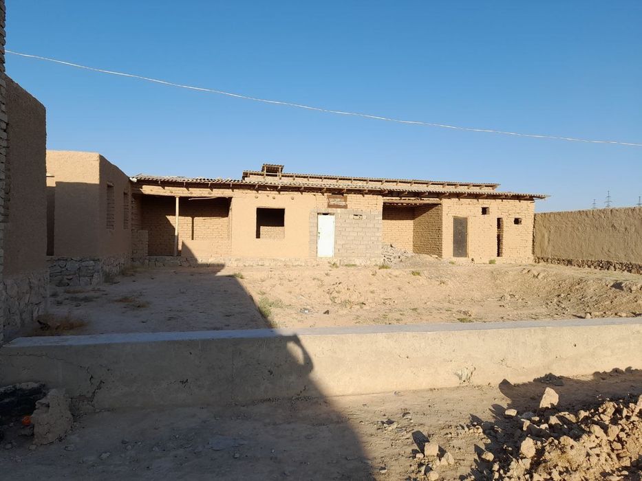 6 so'tig'li uy sotiladi