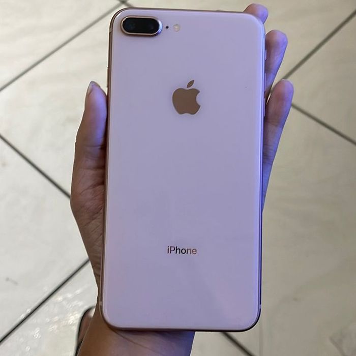 Продам  телефон Айфон 8+