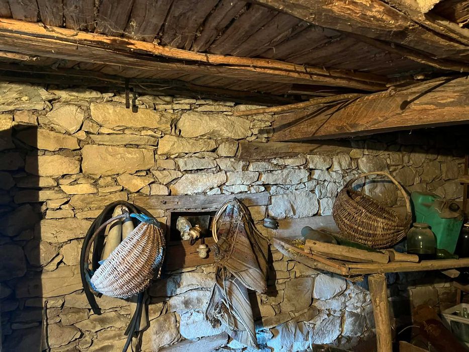 Къща с просторен двор в центъра на село Горица, община Попово