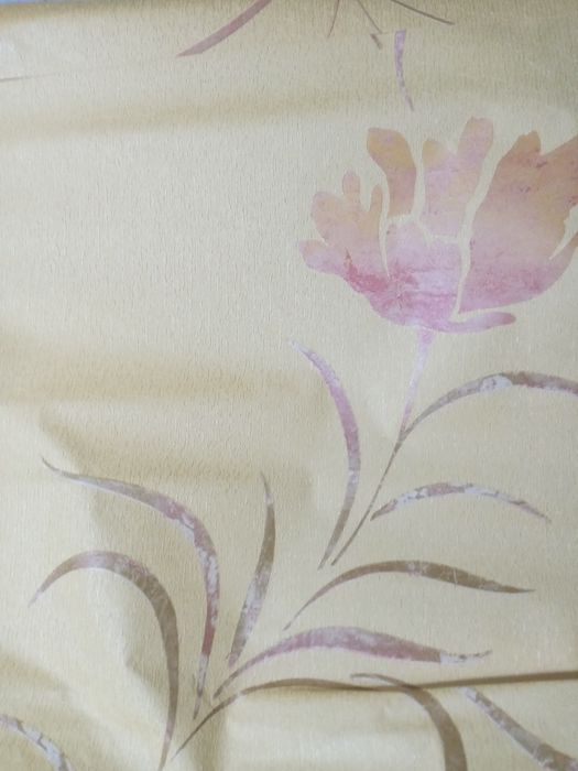 Остатки разных обоев  цвет желтый с рисунком