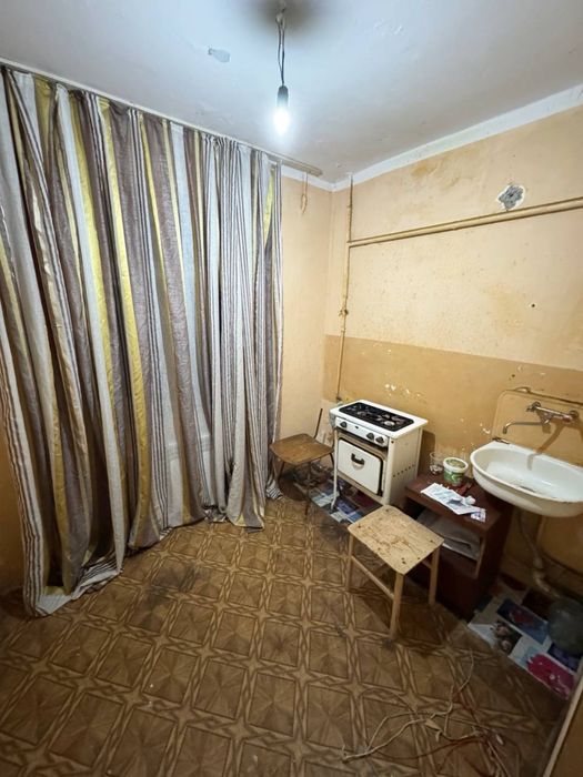 Октяабирь 1х Прадаётся 1этаж вдоль дороги