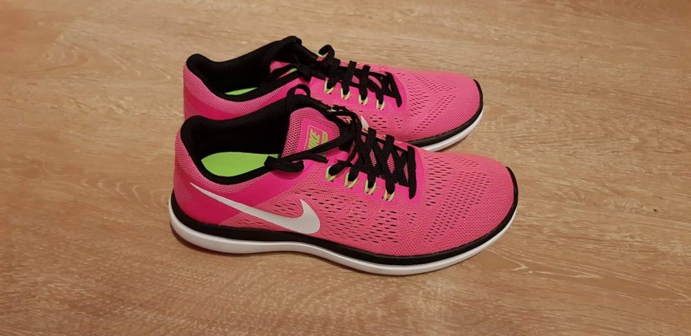 Adidasi NIKE noi, originali