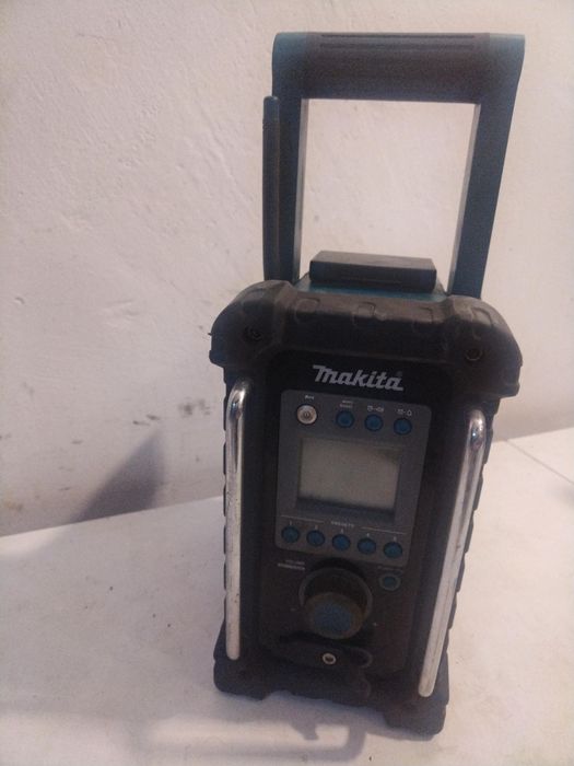 Акумулаторно радио за строителни обекти Makita BMR102 7,2V - 18V 
без батерия 
Радиоприемник подходящ за почти всякакъв тип работни площадки. Здрава к