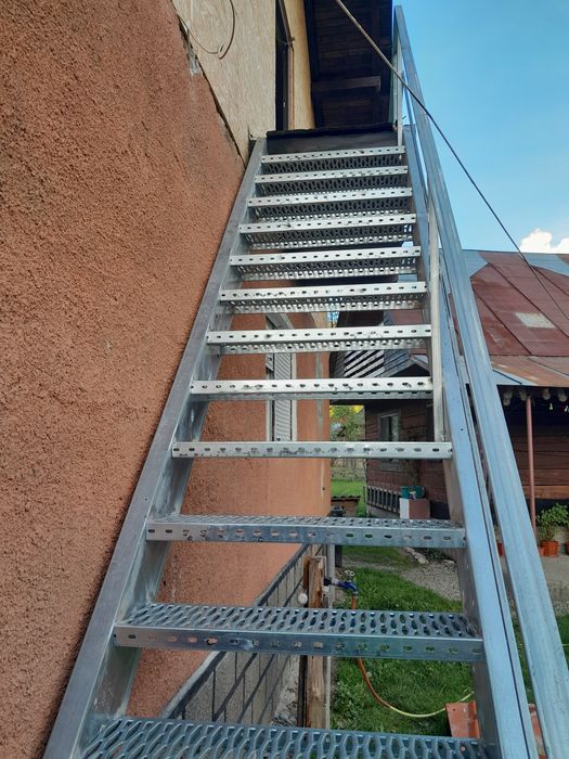 Scări metalice galvanizate la orice demisiune asiguram transport ori unde in tara mai multe detalii la Nr