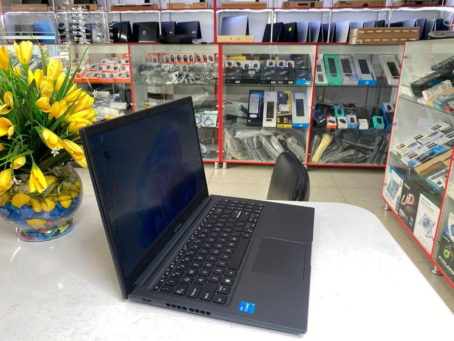 Asus vivobook core i3-1215U 8/256 SSD holati ideal