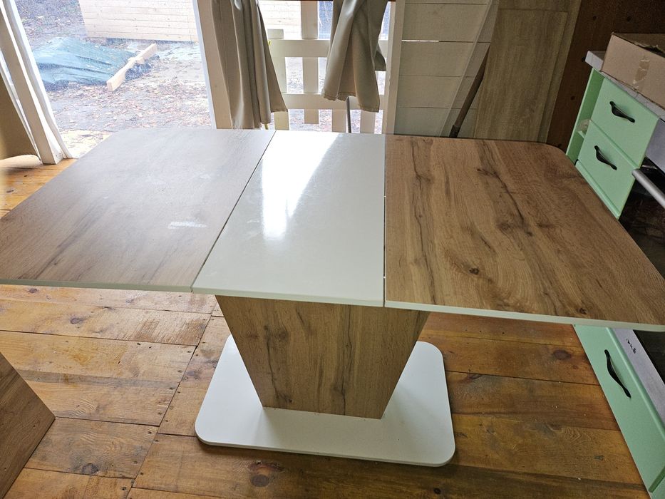 Продавам модерна трапезна маса с 4бр.  стола