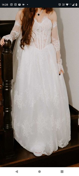 Vând rochie de mireasa A line, purtata o singura data, corset ajustabil pt greutate de până la 58 kg, cu dantela Chantily și mâneci detasabile