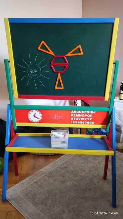 Магнитна дъска със стойка и може да се рисува с тебешир