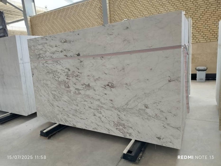 Мрамор белый в плитках, слэбах