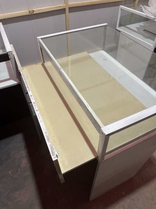 Vitrina Sotiladi srochna 4 dona bor