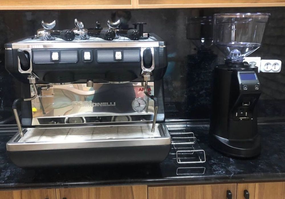 Мебель и техника для кофейни или кафе