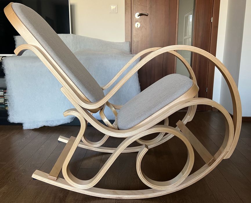 Дървен люлеещ се стол с дамаска