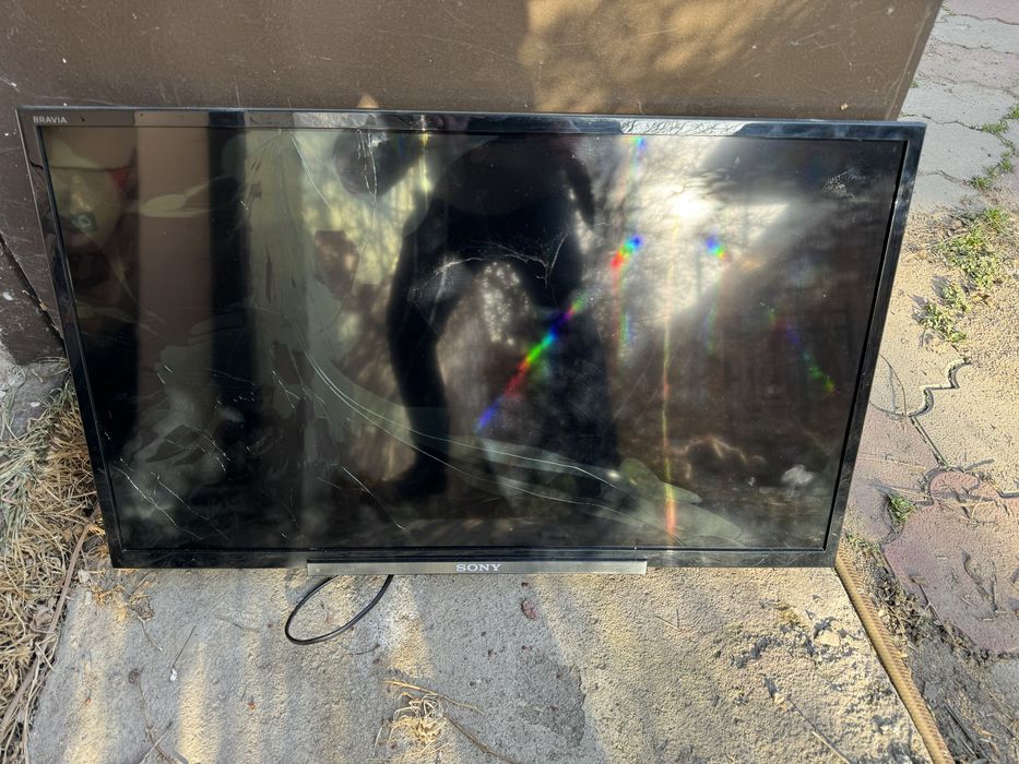 Телевизор Sony рабочий, разбит экран