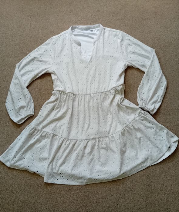 Бяла рокля с дълъг ръкав