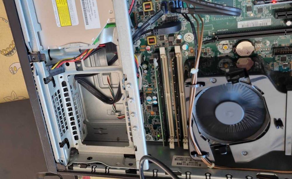 HP 800 G2 Компютър настолен/G4400/8гб рам/nvme256/500гб ХДД/перфектен