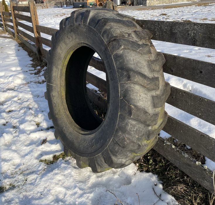 Vând cauciuc BKT 16.9-28