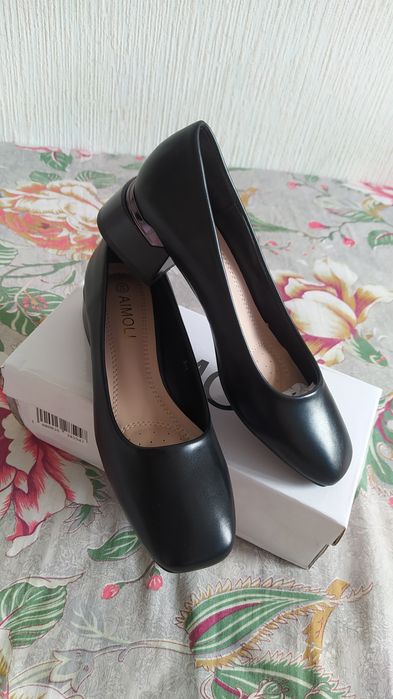 Продаются женские туфельки.