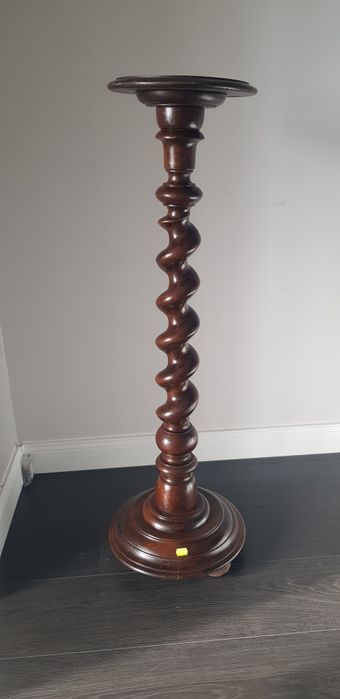 Piedestal vechi din lemn masiv