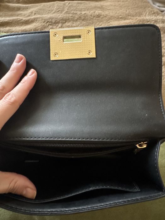 Geanta crossbody neagra cu detalii aurii