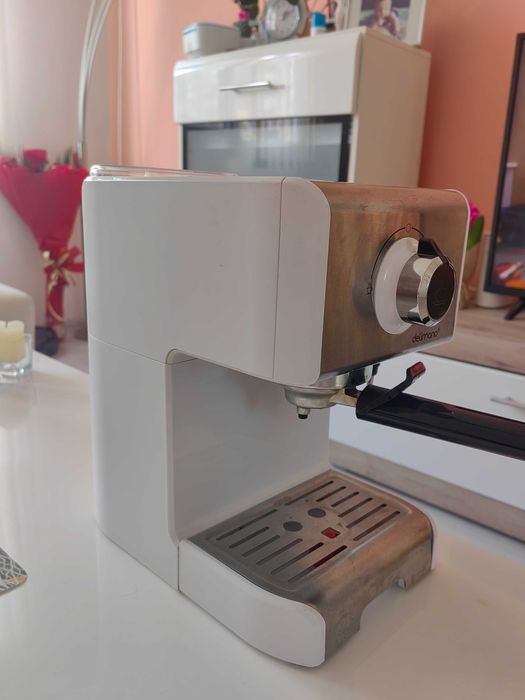 Продавам бяла кафемашина