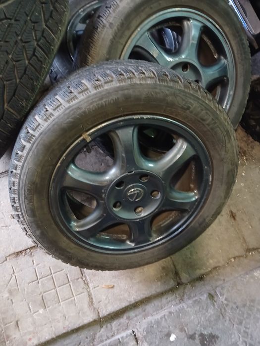 Гуми с джанти, може и по - отделна.