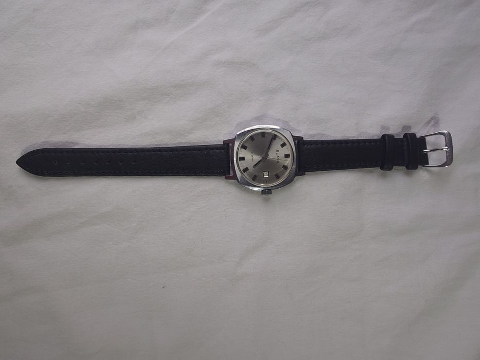 Слава с дата, съветски механичен часовник с ръчно навиване.,