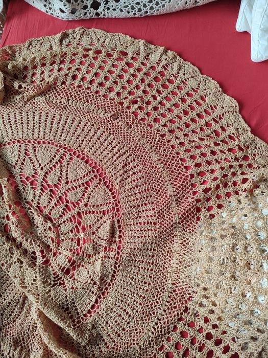 Плетени на една кука кувертюри на спалня,покривки за кръгла маса.