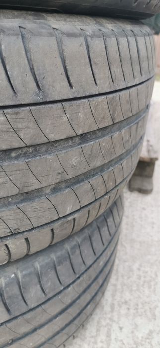 Vând set anvelope vara 235/45/18