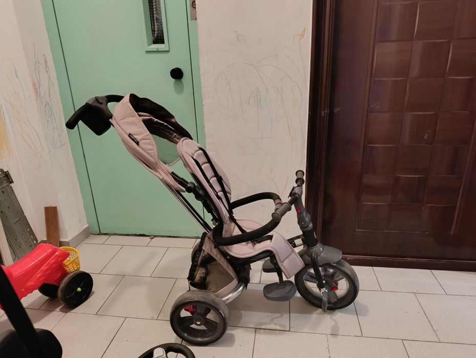 Детска триколка с регулируема дръжка и сенник