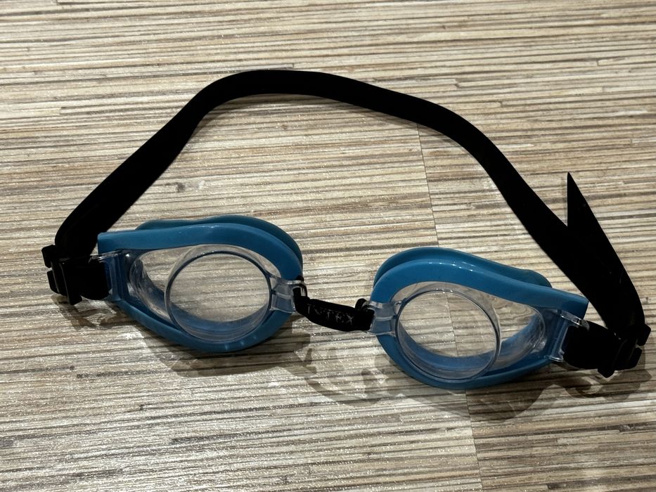 2 броя очила за плуване