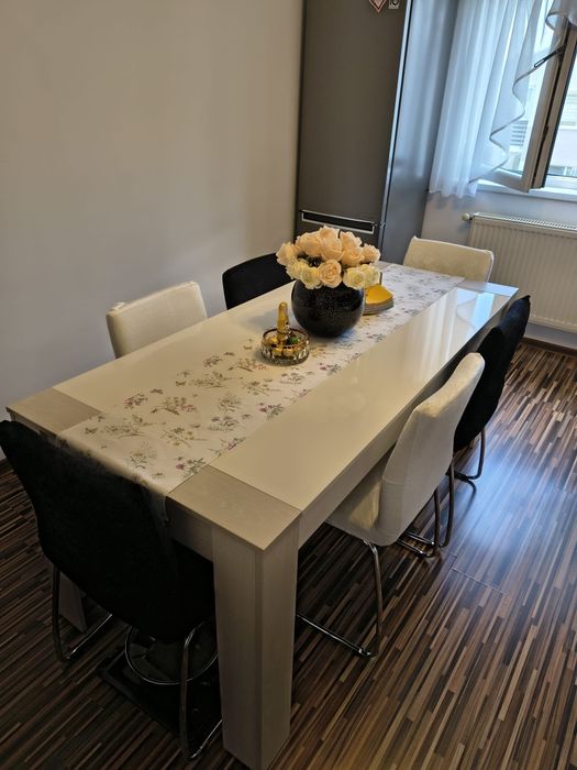 Vând masă pal laminat alba + 6 scaune
