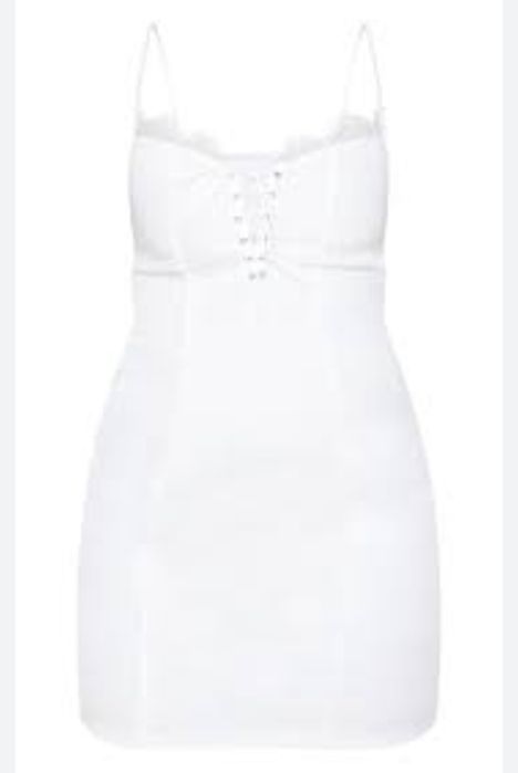 Бяла рокля Pretty Little Thing