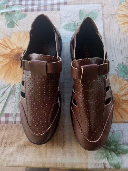 Vând o pereche de sandale bărbați din piele de vacă