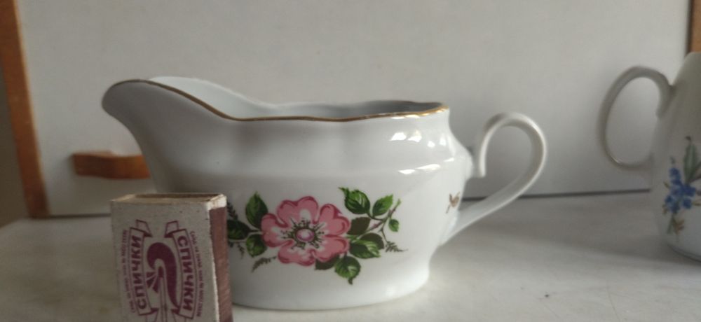 Продаются молочники и соусница  фарфоровые винтажные недорого