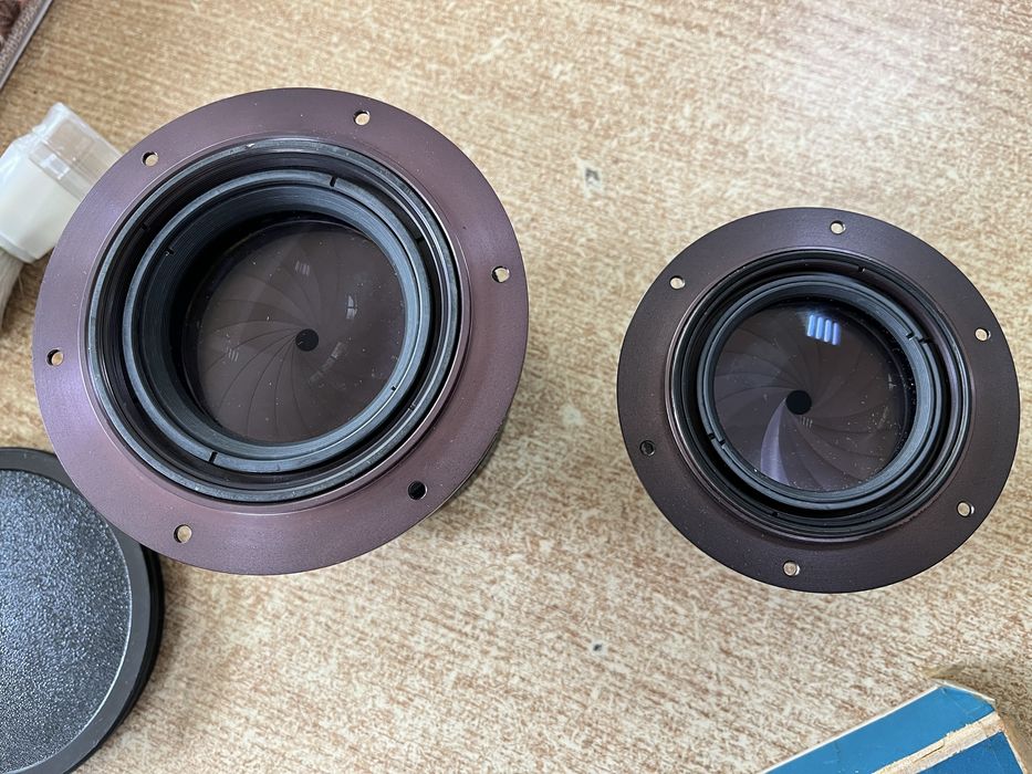 Obiectiv vintage Carl Zeiss Jena DDR 4,5 / 300 pentru cameră foto de lemn