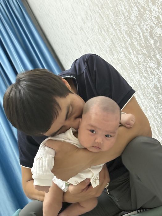 Продается  белый стол для гостиной