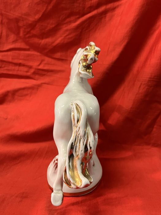 Продам «Конь-огонь» фарфоровую статуэтку