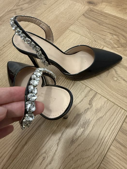 Pantofi negri cu pietre