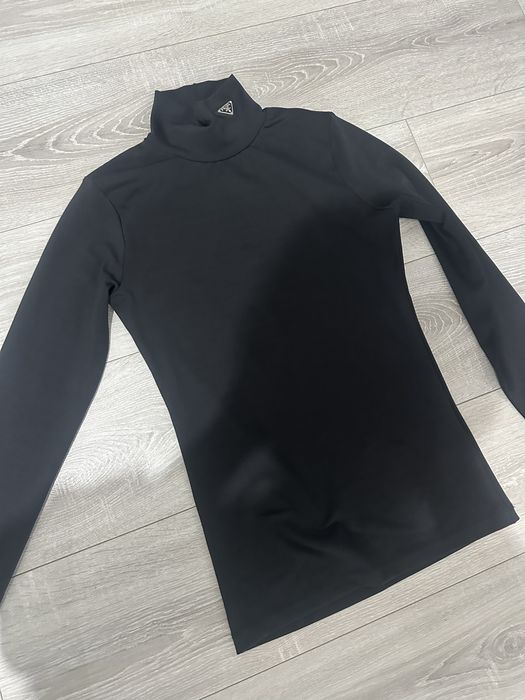Bluză de firmă PRADA, neagră, cu guler înalt și mâneci lungi