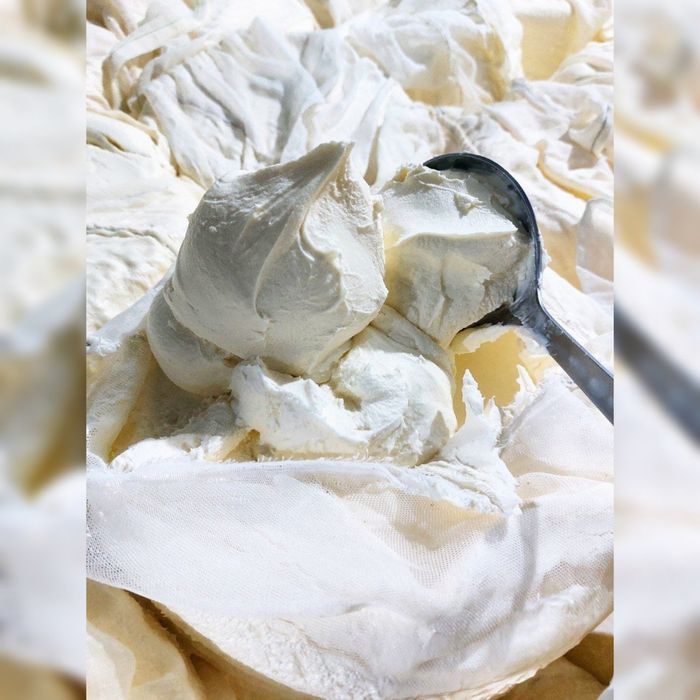 Tabiiy sut mahsulotlari: qaymog'i olinmagan suzma , qatiq , sut .