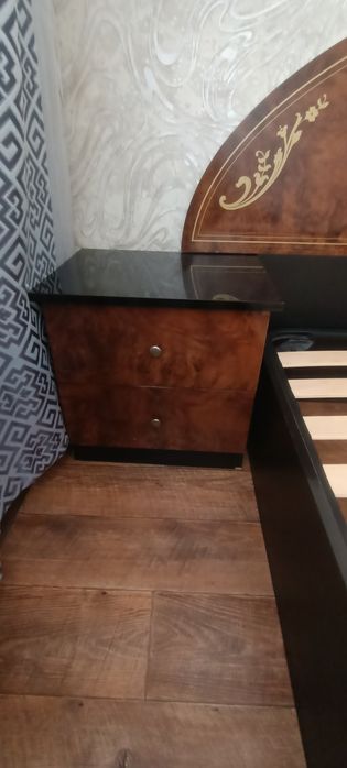 Продам кровать и две тумбы