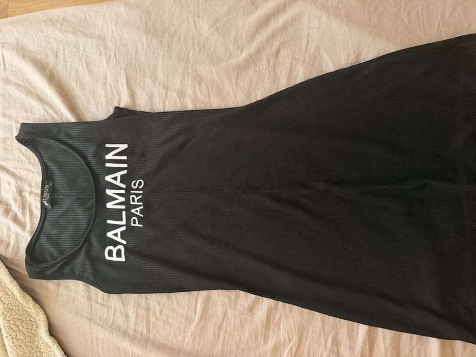 Стилна рокля BALMAIN PARIS. Носена е малко и е запазена. Черен цвят, прилепва по тялото и стои много красиво. Размер: M