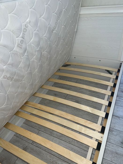 Продаю кровать с матрасом