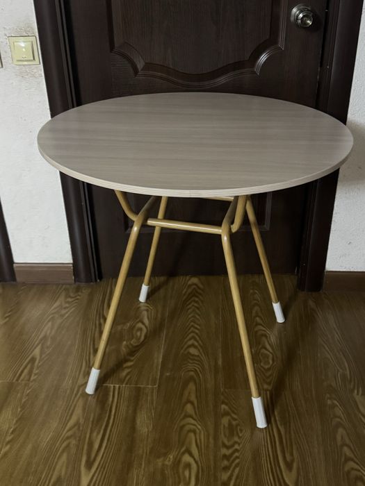 Стулья и столы.