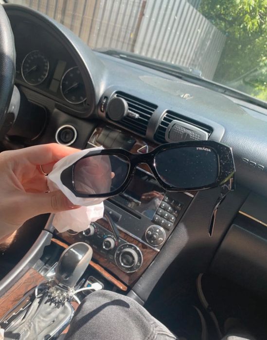 Ochelari Prada Autentici cu toate accesoriile (bon de cumparare, toc, laveta, card, carte)