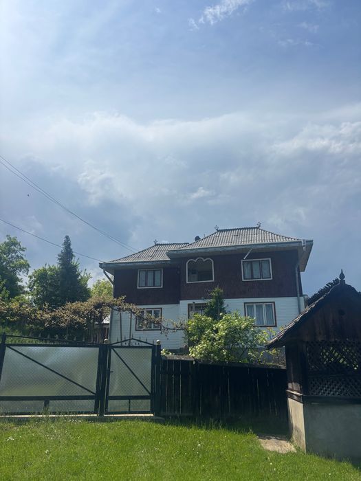 Casă de vânzare cu două curți, livadă și anexe – proprietate cu potențial