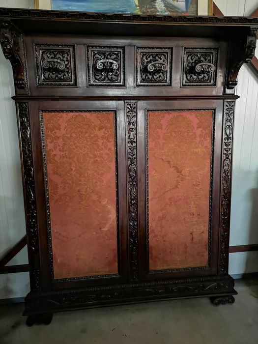Comoda , tablouri , oglinzi  , canapele , elemente de decor